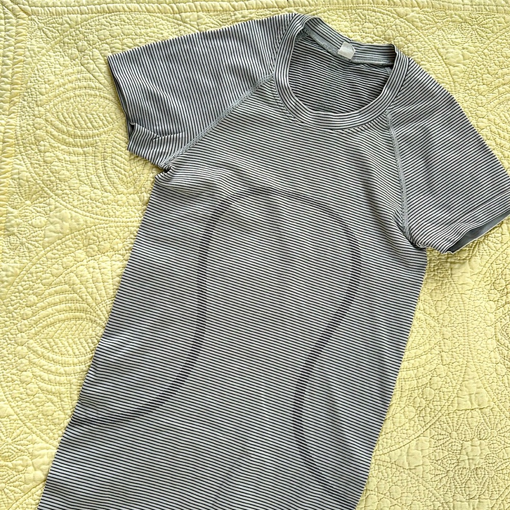 Swiftly Tech hip length TShirt. Lululemon Size 0